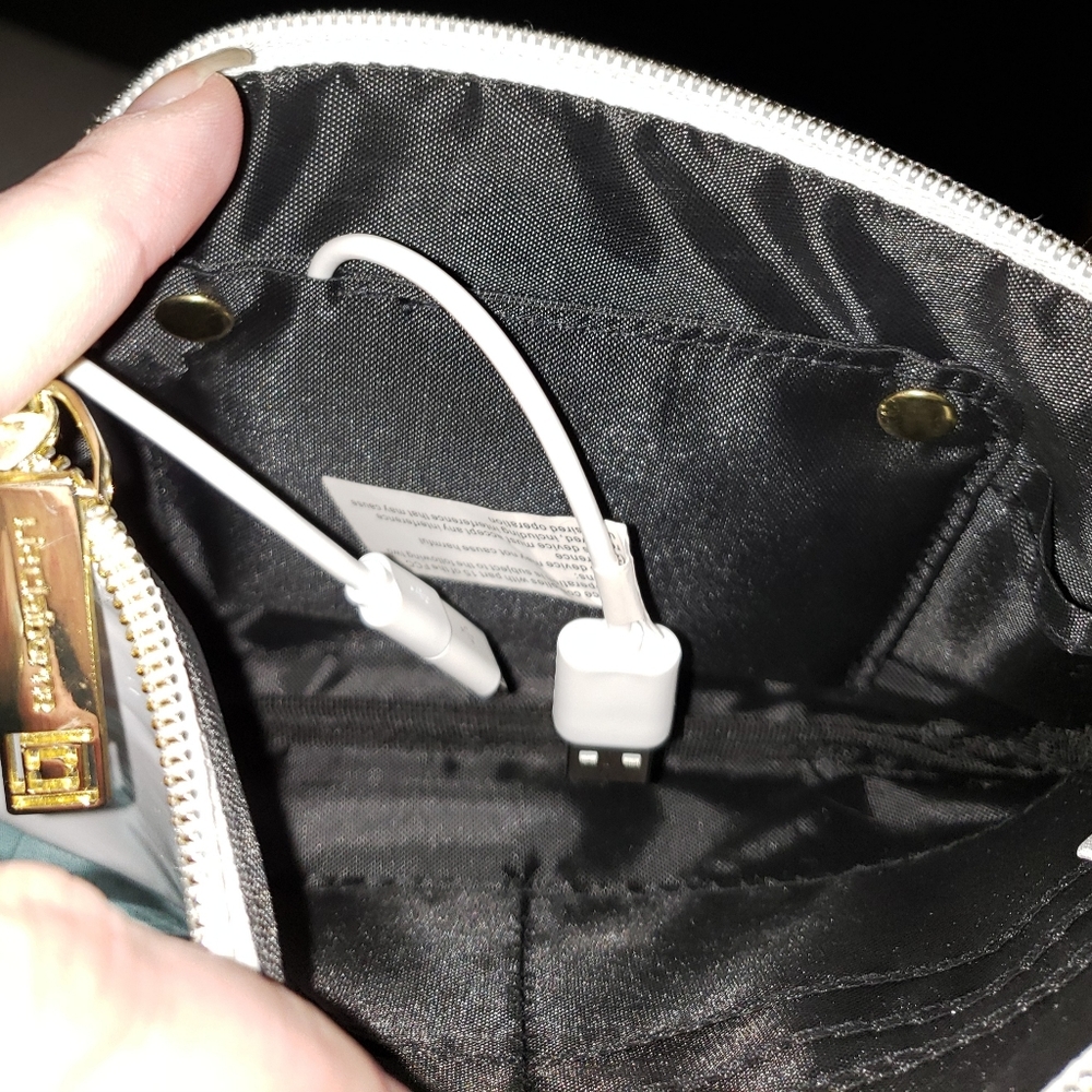 Liz Claiborne White Wristlet w/Built-In Charger NEW - Picture 7 of 10